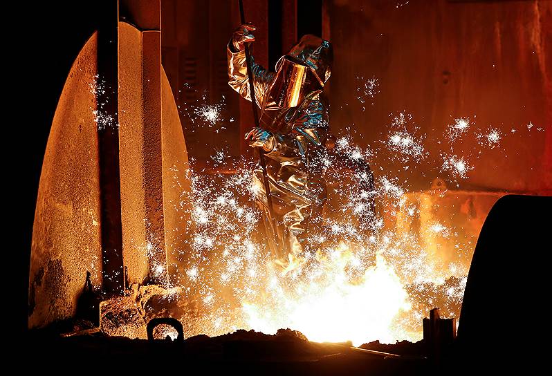 Дуйсбур, Германия. Рабочие на сталелитейном заводе ThyssenKrupp
