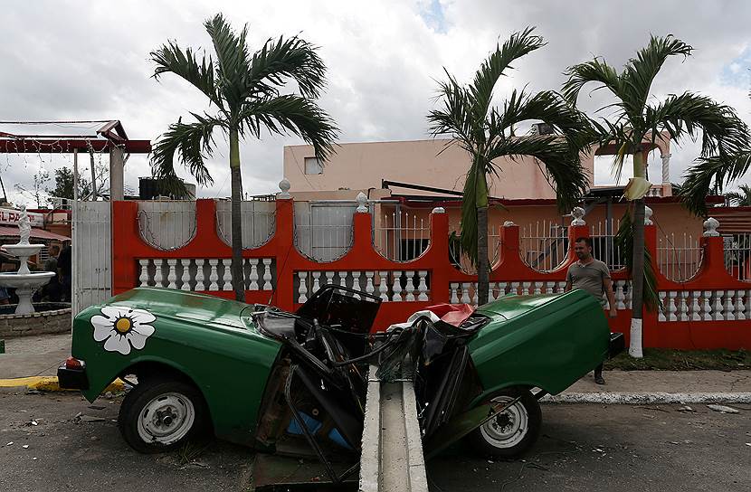 Гавана, Куба. Машина, разрушенная столбом 
