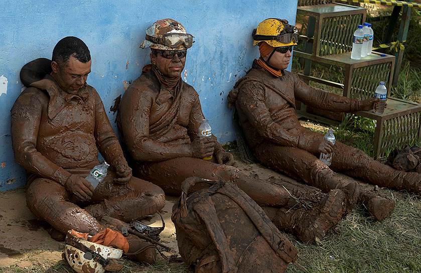 Брумадинью, Бразилия. Спасательная операция на месте прорыва дамбы в шахте железорудной компании Vale SA