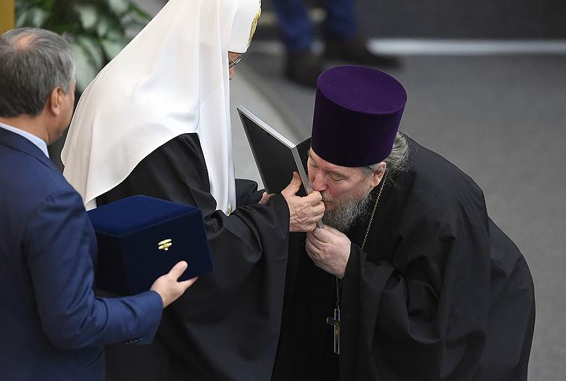 Патриарх Кирилл (в центре), спикер Госдумы Вячеслав Володин (слева)