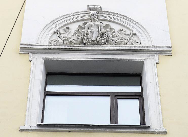 Осенью 2017 года в Москве любители архитектуры обратили внимание на неудачно отреставрированные горельефы на доме Константинова (Сверчков переулок, дом 1)
&lt;br> На фото: горельефы до реставрации