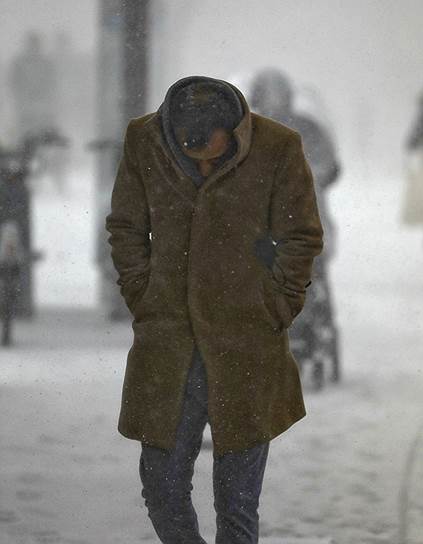 Национальная метеорологическая служба США предупредила граждан, что при ветро-холодовом индексе в –32°С человек может получить обморожение всего за 15 минут пребывания на улице&lt;br>
На фото: мужчина гуляет по Манхэттену (Нью-Йорк)
