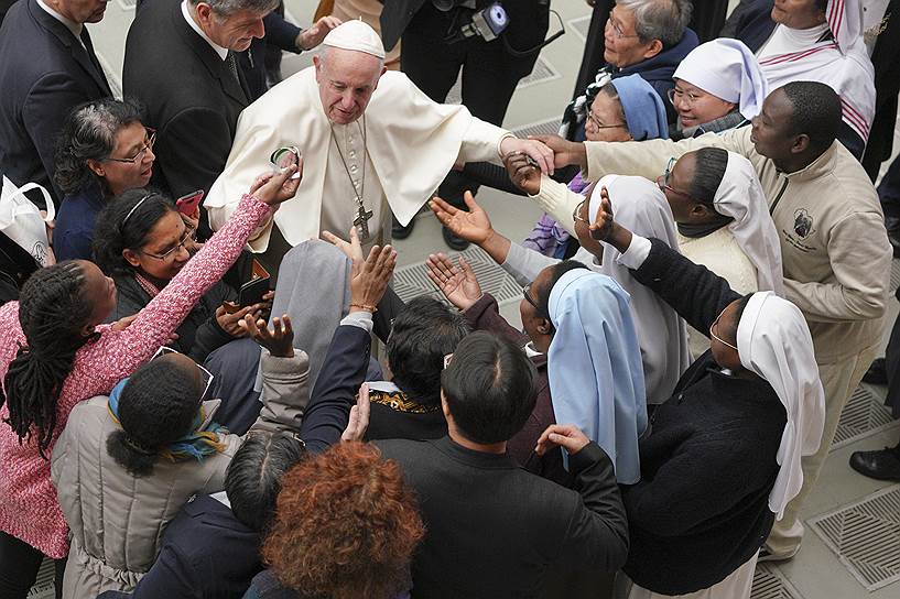 Ватикан. Папа римский Франциск на встрече с монахинями 
