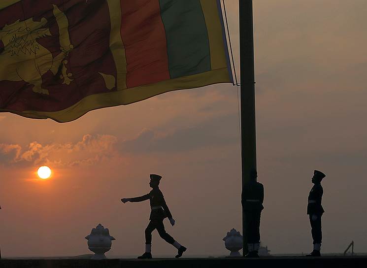 Коломбо, Шри-Ланка. Военные маршируют в 71-ю годовщину независимости страны 
