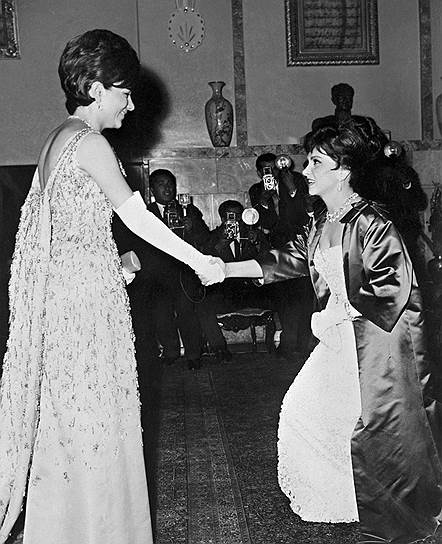 Итальянская актриса Джина Лоллобриджида (справа) на приеме у третьей жены шаха Ирана Фарах (1963 год)