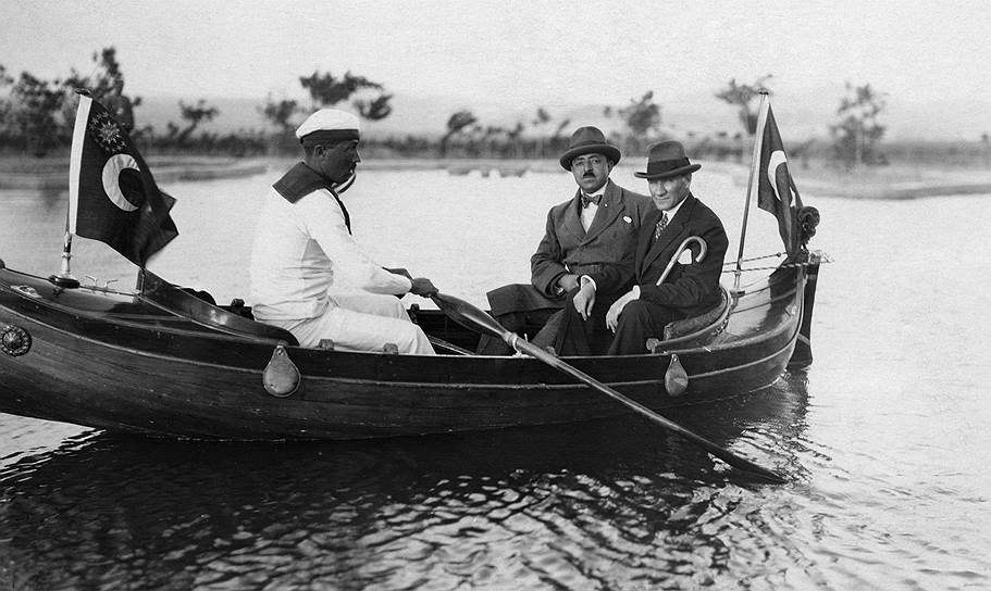 Мустафа Кемаль Ататюрк стремился привить туркам западный образ жизни. На фото он (справа) с королем Афганистана Амануллой-Ханом. Турция, 1928 год 