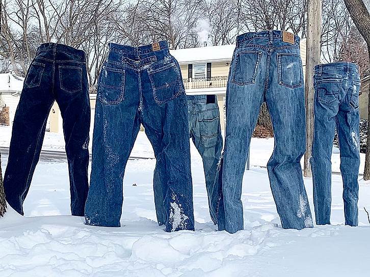 Сент-Антони-Виллидж, Миннесота, США. Замерзшие джинсы во дворе