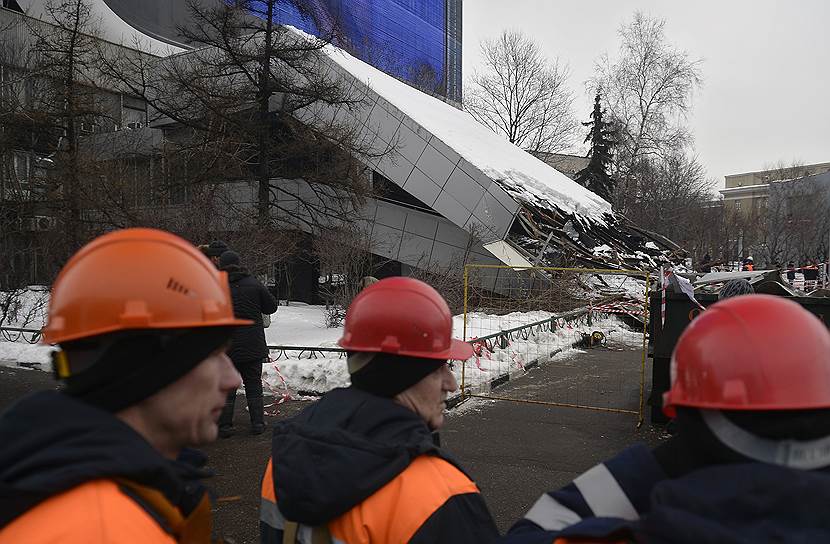 Москва. Спасатели на месте обрушения козырька здания «Гидропроекта» на Волоколамском шоссе