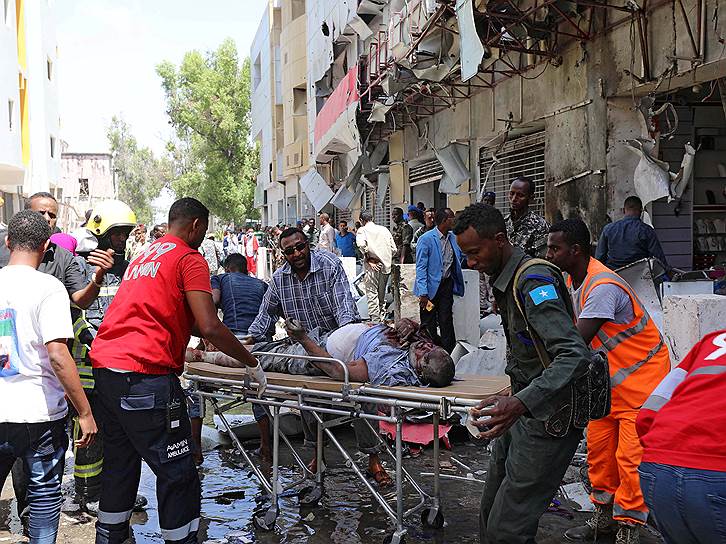 Могадишо, Сомали. Эвакуация пострадавших во время взрыва припаркованного автомобиля
