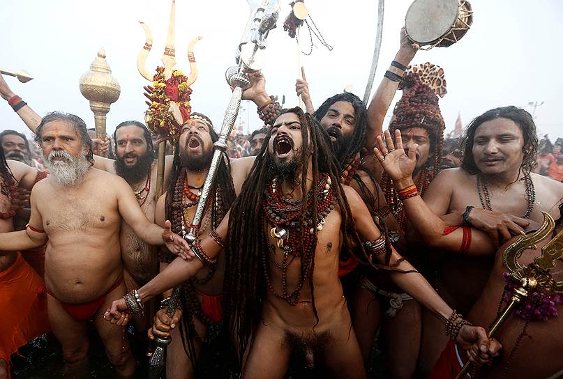 Аллахабад, Индия. Индуистские верующие во время одного из обрядов массового паломничества Кумбха Мела
