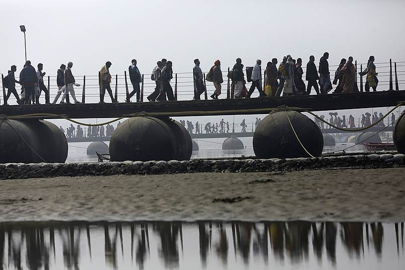 Аллахабад, Индия. Паломники идут на омовение в реке Джамна