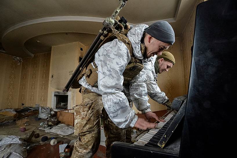 Донецкая область, Украина. Военнослужащие украинской армии играют на пианино 