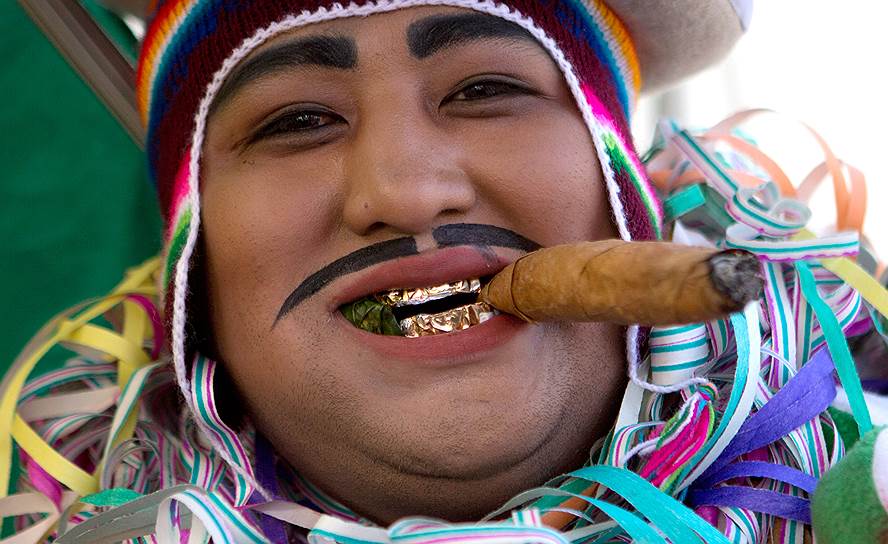 Ла-Пас, Боливия. Мужчина на конкурсе костюмов в образе Экеко — тиуанаканского бога изобилия, плодородия и радости 
