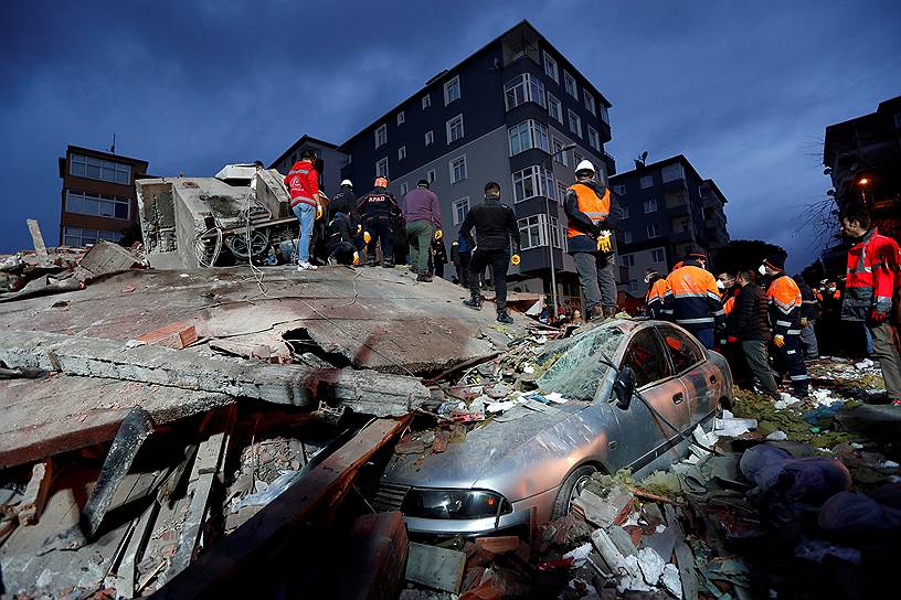 Стамбул, Турция. Спасательные работы на месте обрушившегося здания