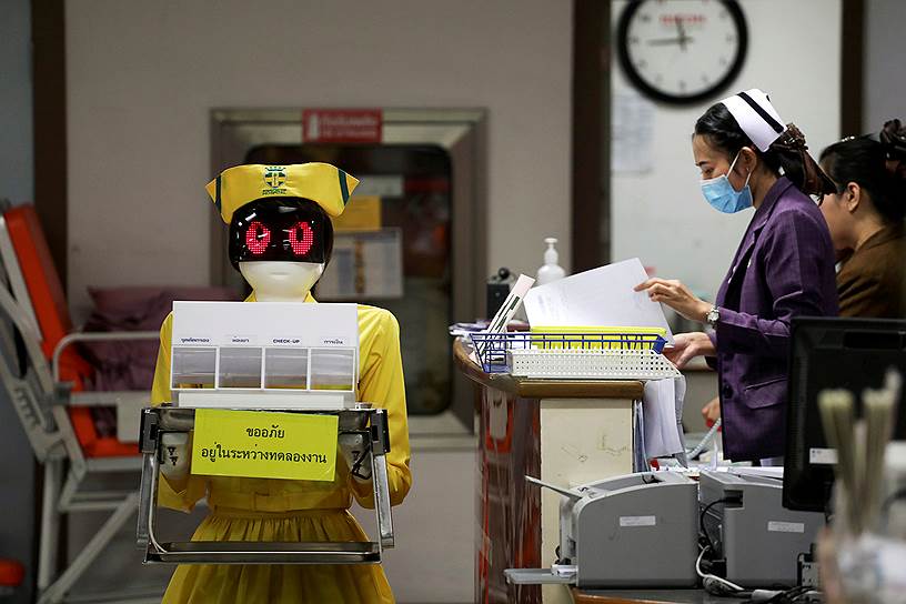 Бангкок, Таиланд. Робот в костюме медсестры перевозит документы в госпитале