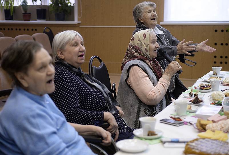 Жители дома престарелых в Щекино отмечают тут дни рождения с чаем и музыкой