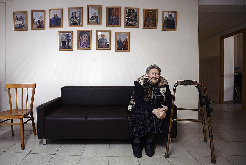 В Щекинском доме престарелых год назад на стенах появились фотографии живущих здесь людей. В обычных интернатах это невозможно, потому что существующая в стране система ухода за людьми в учреждениях соцзащиты построена на подавлении личности