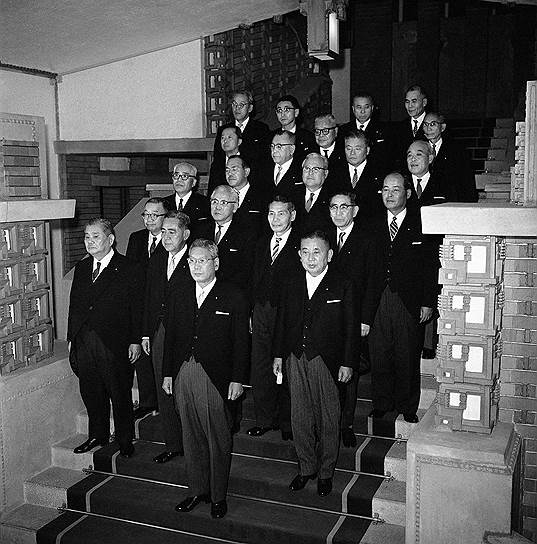 «Большинство министров, говорил Такэо Нода (на фото — в верхней линии крайний справа, в очках),— придерживаются такой же точки зрения, что и премьер Икэда. Эти люди, так же как и Икэда, желают расширения экономического сотрудничества между Японией и СССР» (на фото — министры кабинета Хаято Икэды после приведения к присяге, 9 ноября 1963 года)
