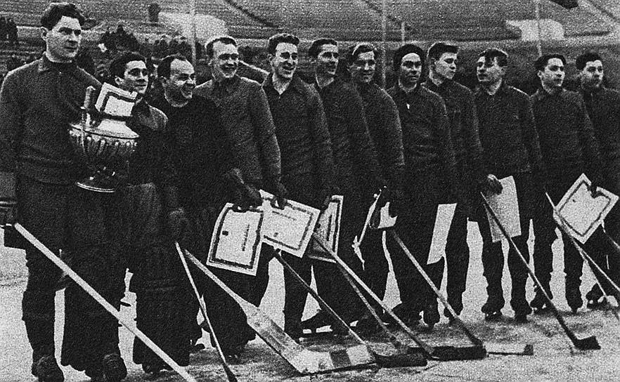 «И зимой Никаноров (на фото — первый слева) ревностно оберегает хоккейные ворота, но уже как лучший игрок защиты и капитан команды»
