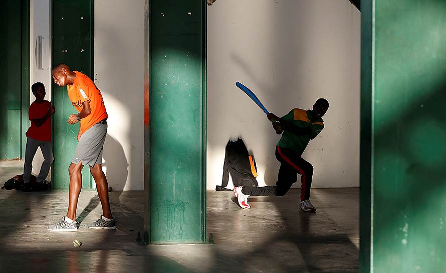 Сент-Люсия. Дети играют в крикет под трибунами стадиона