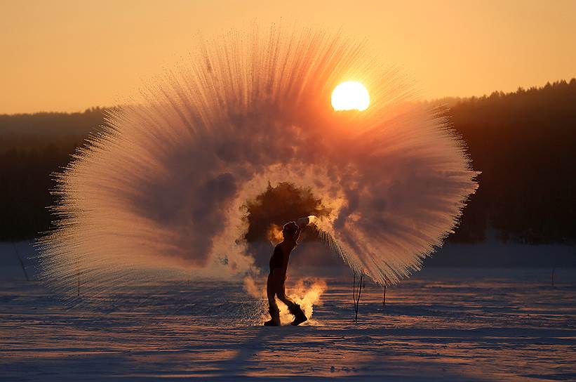 Красноярск, Россия. Девушка разбрызгивает горячую воду в воздухе в рамках флешмоба #дубакчеллендж