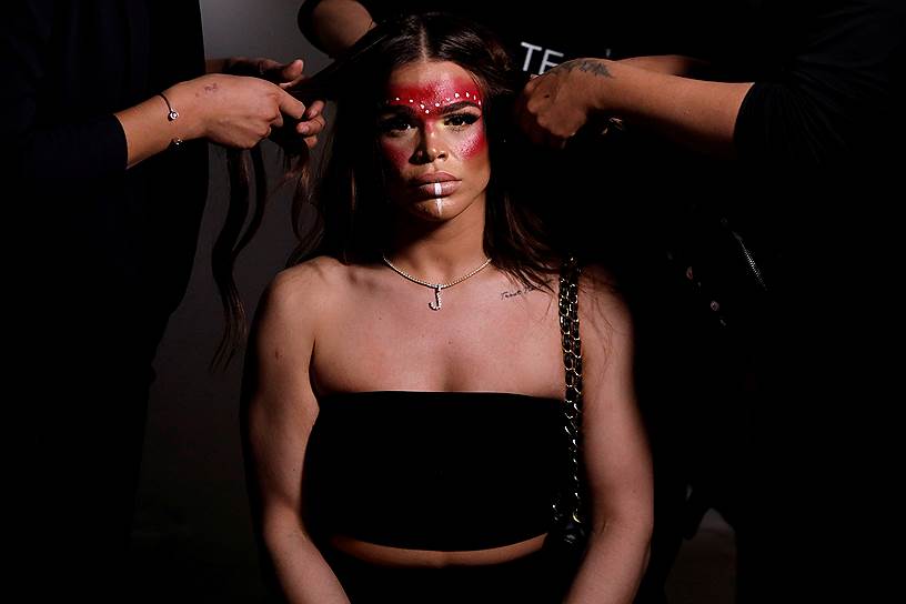 Нью-Йорк, США. Модель-трансгендер Джессика Кортес готовится к показу нижнего белья CHULO в рамках Недели моды в Нью-Йорке