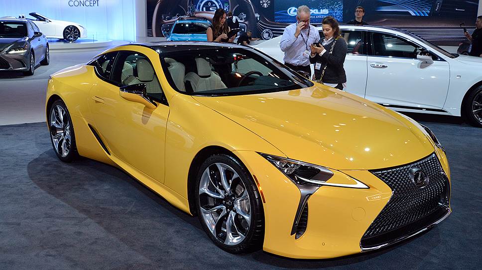 Lexus делает ставку на яркие краски. Компания показала лимитированную версию LC500 — ярко-желтое купе в исполнении Inspiration Edition, которое выйдет тиражом всего в тысячу машин