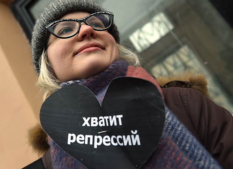 Всего в Москве и Санкт-Петербурге, по данным портала «ОВД-Инфо» на вечер воскресенья, были задержаны не менее девяти участников марша