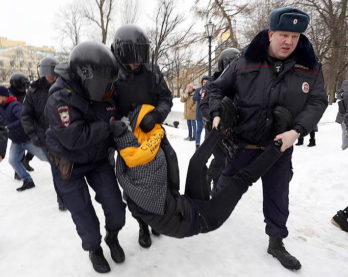 Санкт-Петербург. Задержание участника акции в Александровском саду
