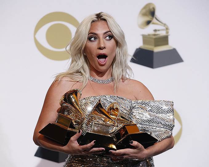 Леди Гага с наградами за «Лучшую песню, написанную для кино», «Лучшее поп-исполнение дуэтом или группой», «Лучшее сольное поп-исполнение»