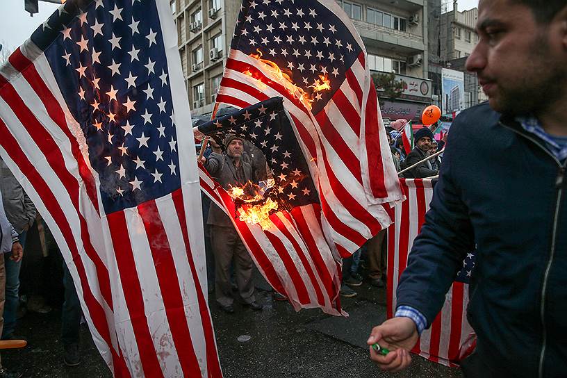 Тегеран, Иран. Сожжение американских флагов во время празднования 40-й годовщины Исламской революции