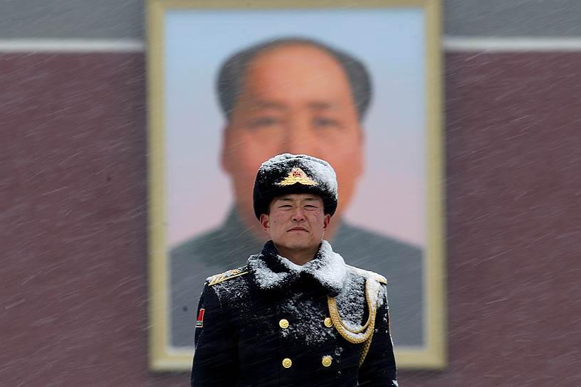 Пекин, Китай. Офицер на фоне портрета первого председателя КНР Мао Цзэдуна на площади Тяньаньмэнь