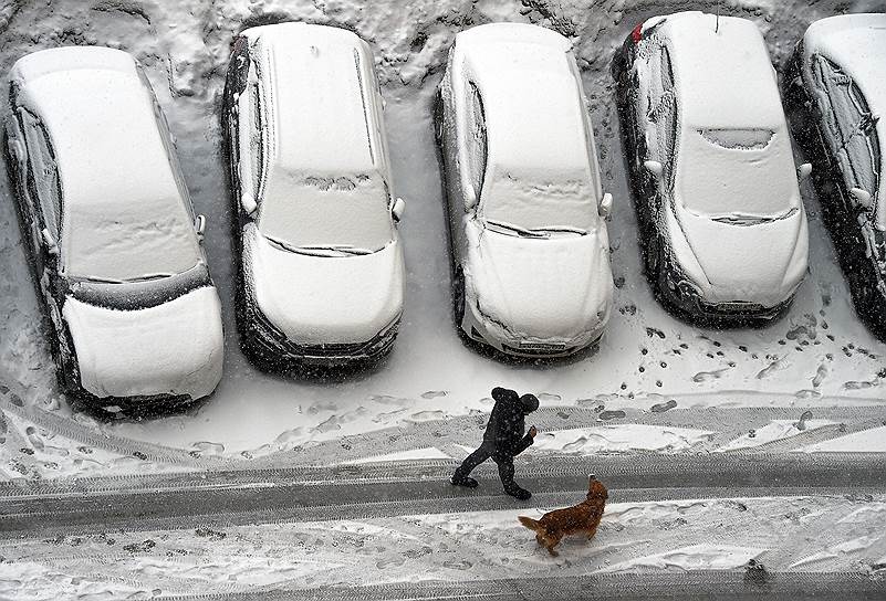 Снегопад стал причиной сильных пробок — по данным сервиса «Яндекс.Пробки», утром загруженность на московских дорогах оценивалась в 7 баллов