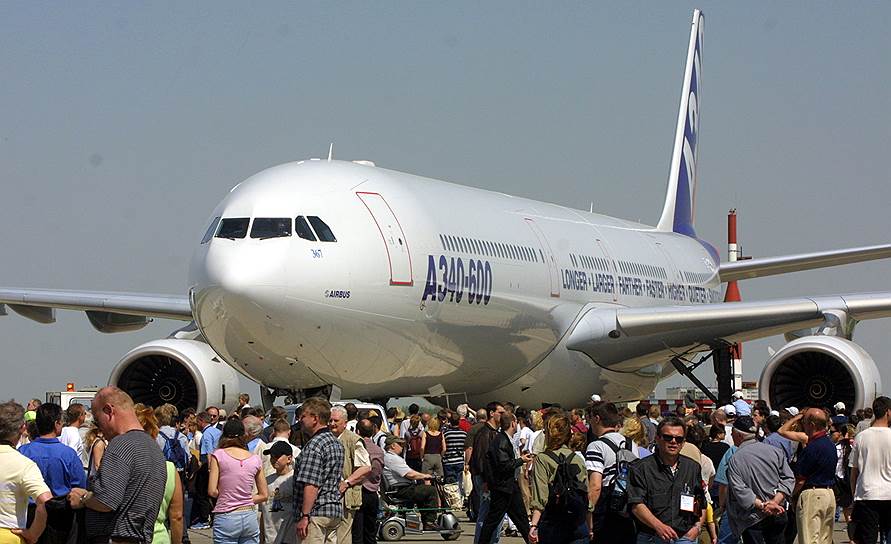 Airbus A340-600 (на фото) с момента ввода в эксплуатацию в 2002 году являлся самым длинным пассажирским самолетом в мире — свыше 75 метров. В 2011 году его сместила с первого места модификация Boeing 747-8. Длина этого судна более 76 метров