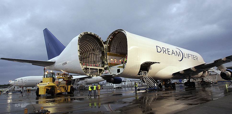Boeing 747 LCF Dreamlifter — грузовой самолет с одним из самых вместительных фюзеляжей (1840 кубометров). Введен в эксплуатацию в 2007 году