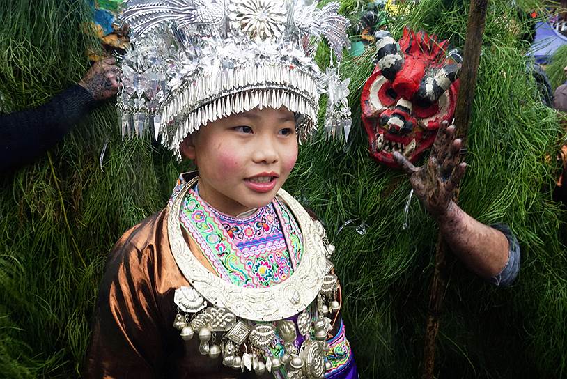 Гуанси-Чжуанский автономный район, Китай. Девушка в национальном костюме во время фестиваля 