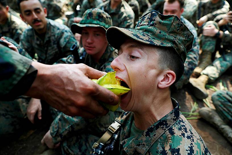 Чантхабури, Таиланд. Солдат ест карамболу (звездный фрукт) во время военных учений Cobra Gold