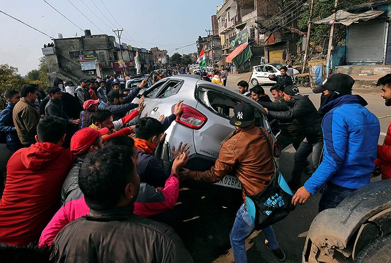 Штат Джамму и Кашмир, Индия. Демонстранты переворачивают автомобиль на следующий день после теракта, в результате которого погибли 44 полицейских
