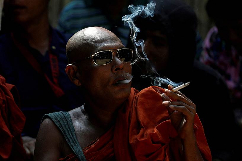 Янгон, Мьянма. Буддийский монах ожидает вердикта в суде по делу об убийстве мусульманского адвоката