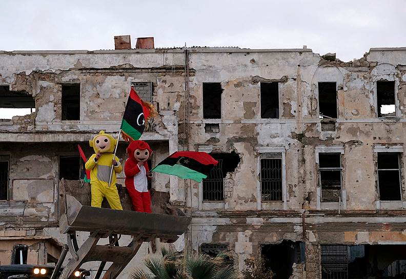 Бенгази, Ливия. Люди в костюмах празднуют годовщину революции