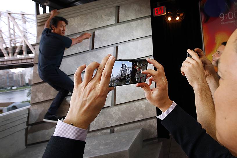 6-е место. LG V40 ($950). Смартфон имеет заднюю камеру с тремя объективами, которая обеспечивает пользователям универсальность при съемке фотографий. Также телефон обладает высококачественным усилителем звука
