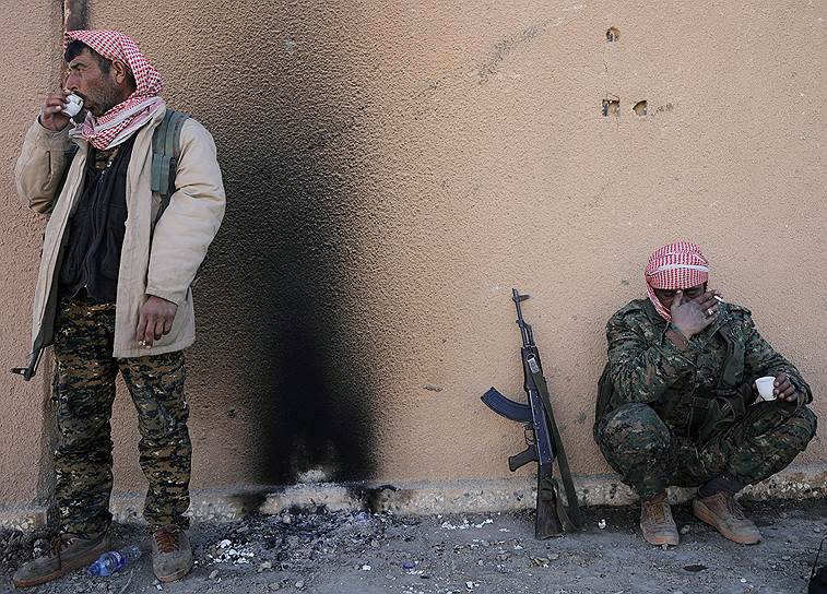 Багхуз, Сирия. Участники вооруженной оппозиции «Демократические силы Сирии» (ДСС)