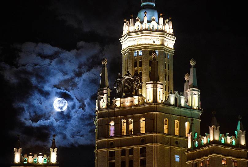 Москва, Россия. Луна на ночном небе столицы