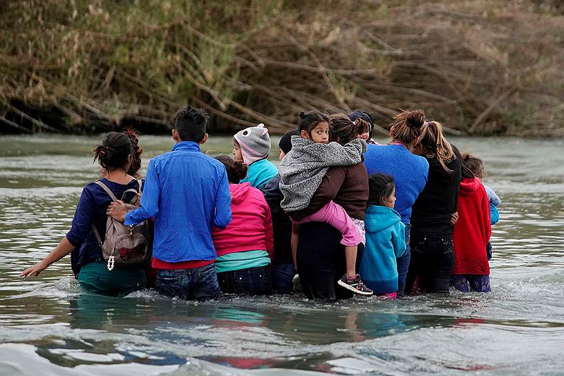 Пьедрас Неграс, Мексика. Мигранты переходят реку на границе с США
