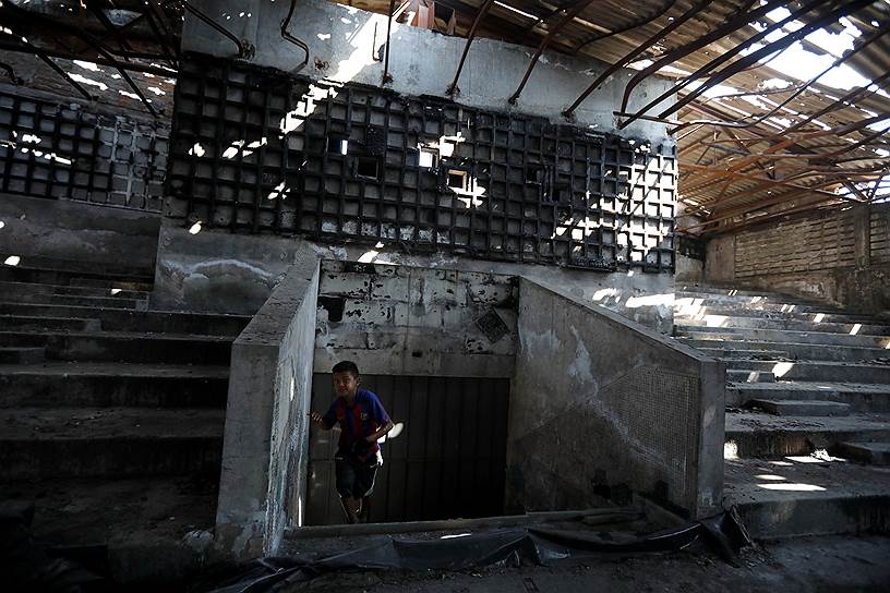 Сан-Сальвадор, Сальвадор. Ребенок в разрушенном кинотеатре