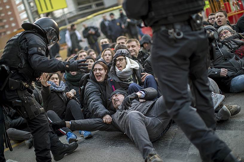 Барселона, Испания. Каталонские демонстранты блокируют дорогу 