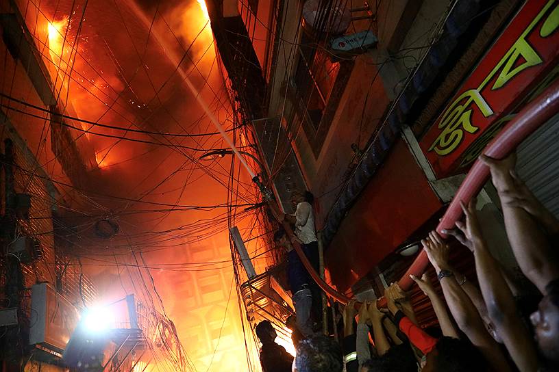 Дакка, Бангладеш. Пожар на складе химикатов 