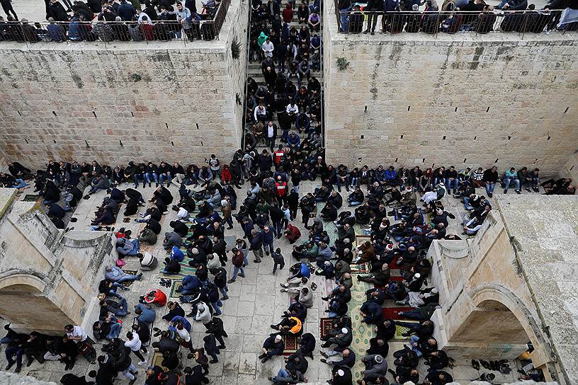Иерусалим, Израиль. Пятничная молитва палестинских мусульман 