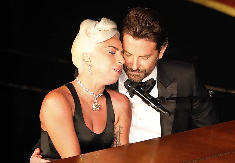 Леди Гага и Брэдли Купер исполняют песню «Shallow»