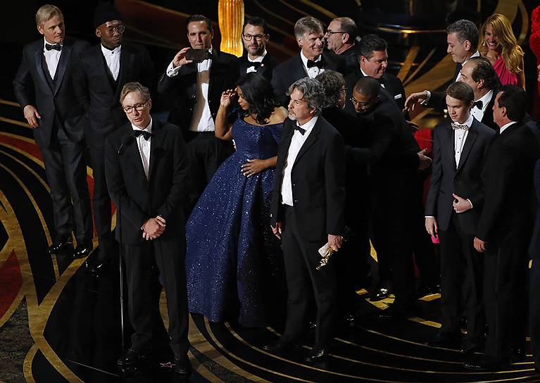 Съемочная группа фильма «Зеленая книга» получает «Оскар» за «Лучший фильм»